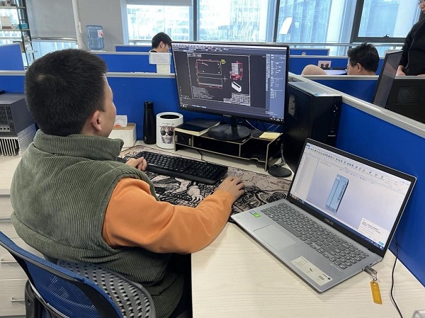 图：禾川科技工程师使用xelega产品在设计绘图